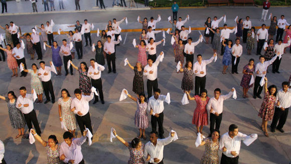 O município de Moyobamba, sob o ritmo da Pandilla tradicional, estabeleceu um novo recorde de dança no Peru