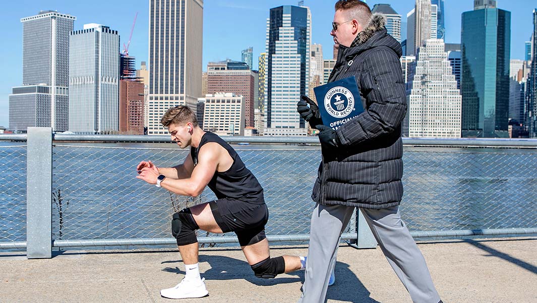 Personal trainer faz afundos em Nova York para conquistar dois recordes mundiais