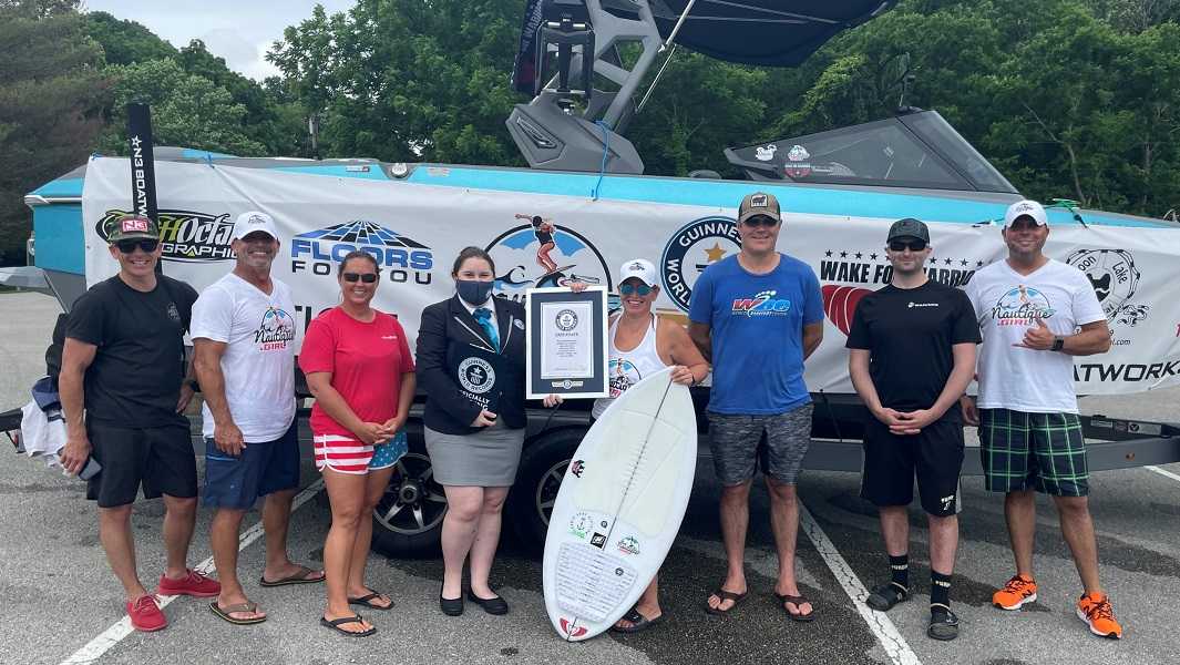 Atleta de Indiana quebra recorde mundial após oito horas de surfe