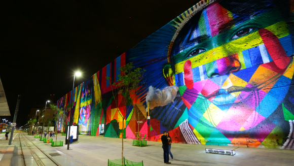 Artista brasileiro lidera uma equipe para pintar um mural inspirado nas Olimpíadas Rio 2016