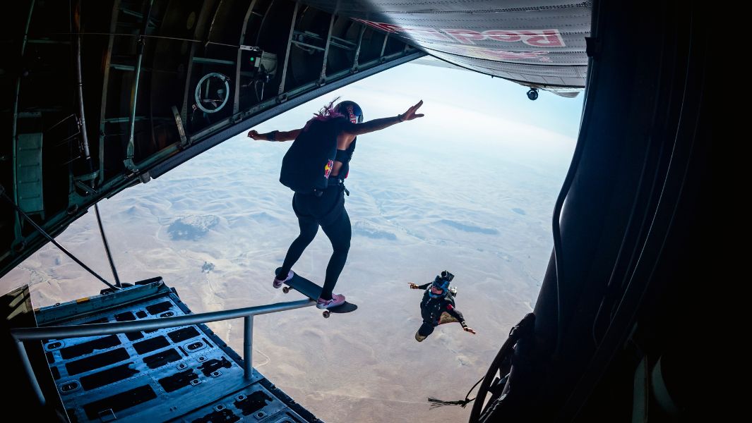 Skatista brasileira Leticia Bufoni salta de um avião a 2.750m de altura para uma manobra de skate
