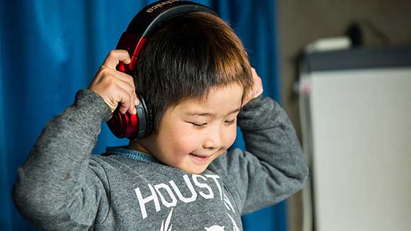 Vídeo: Garoto japonês de seis anos de idade se torna o DJ mais jovem do mundo