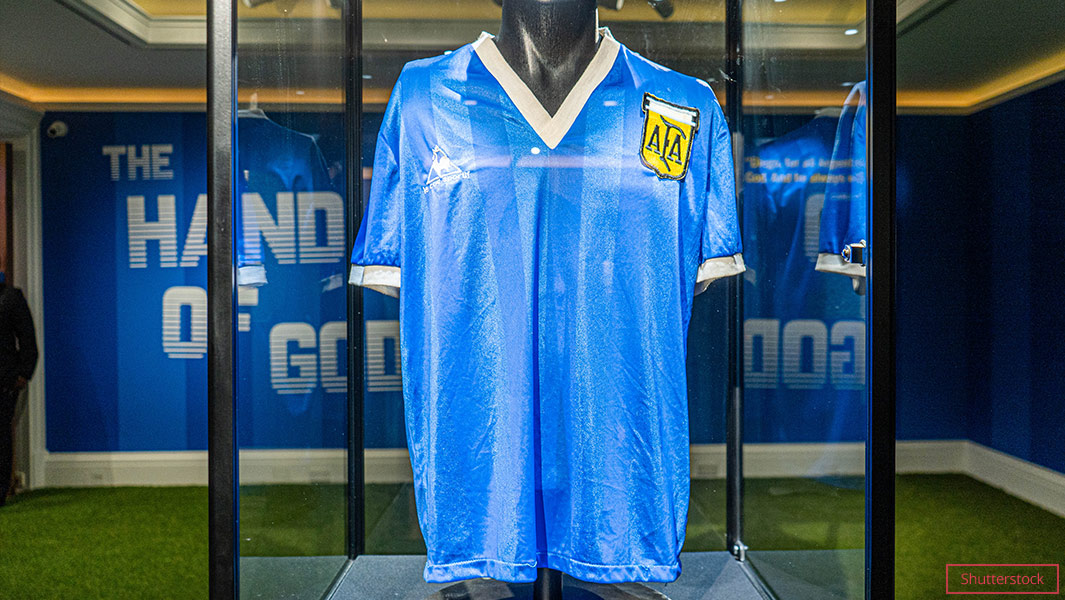 Camisa “Mão de Deus” de Diego Maradona bate dois recordes em leilão