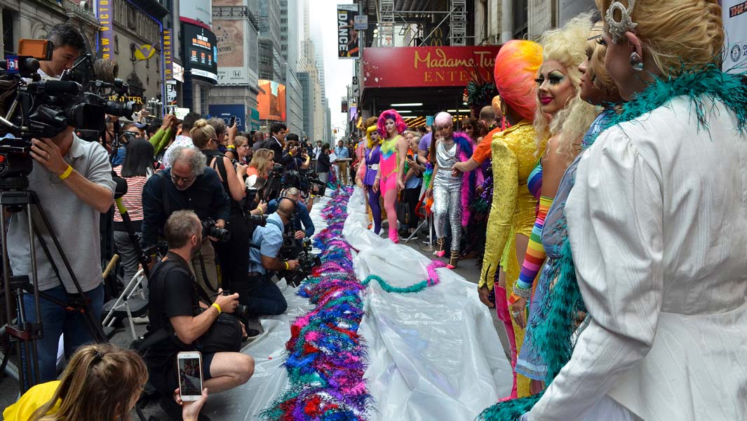 Para comemorar o Mês do Orgulho, um boá de penas de mais de 1.9 quilômetros de comprimento bate recorde em Nova York